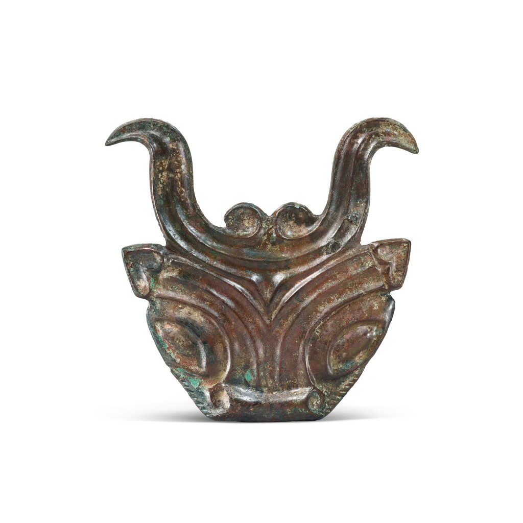 View full screen - View 1 of Lot 3605. A very rare and important bronze 'bovine' harness frontlet, Northwest China, 6th century BC | 公元前六世紀 中國西北部 青銅獸面馬冠飾.