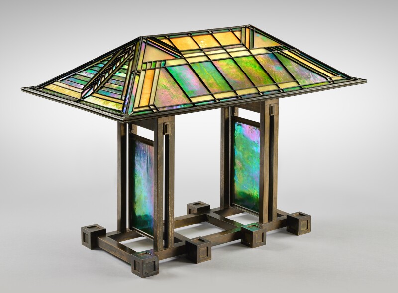 Luminária de Frank Lloyd Wright arrematada no leilão de Arte Moderna da Sotheby's em maio por US$ 7,5 milhões, superando a expectativa inicial entre US$ 3 e US$ 5 milhões