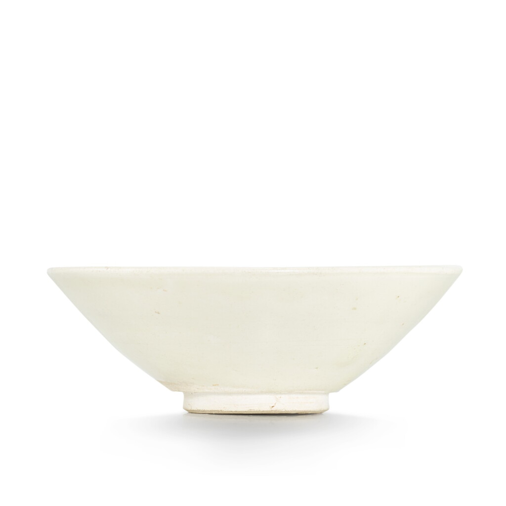 View full screen - View 1 of Lot 5013. A white-glazed conical tea bowl, Tang dynasty 唐 白釉斗笠茶盌.