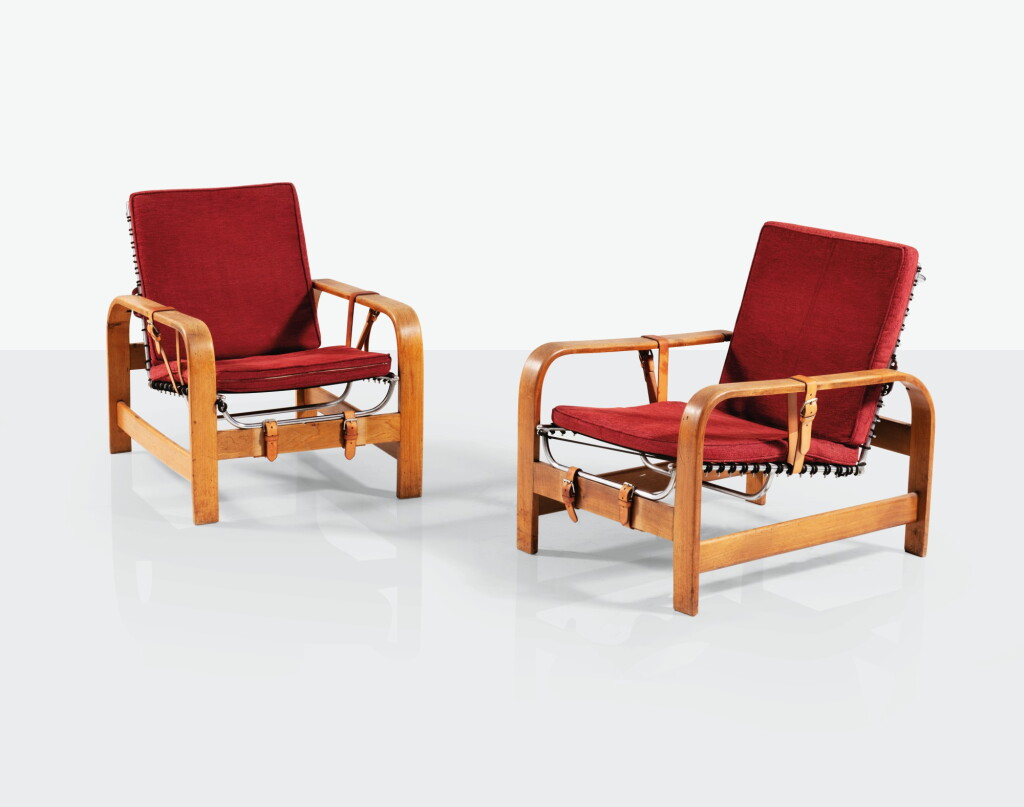 View full screen - View 1 of Lot 74. Paire de fauteuils à inclinaison.