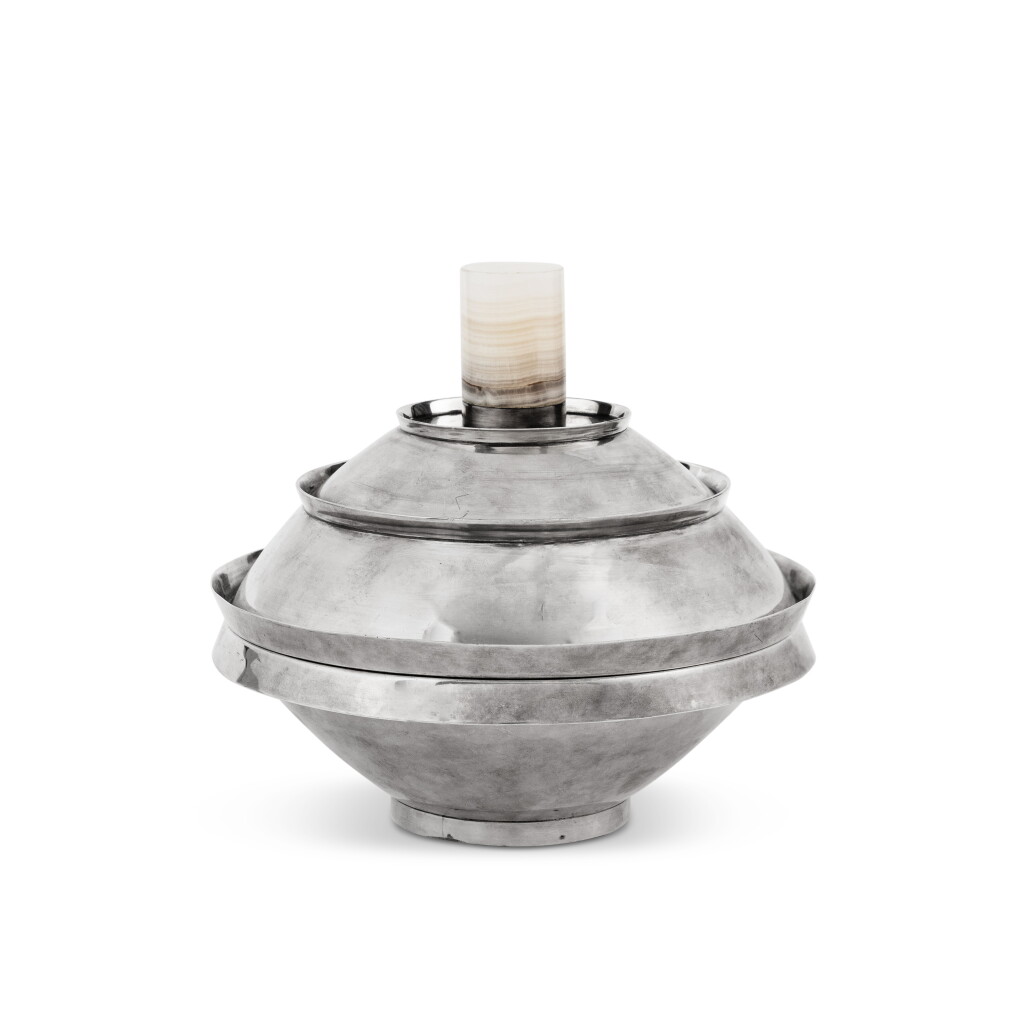 View full screen - View 1 of Lot 138. A silver covered tureen, Jean Puiforcat, Mexico, 1941-1945 | Soupière couverte en argent par Jean Puiforcat, Mexico, 1941-1945.