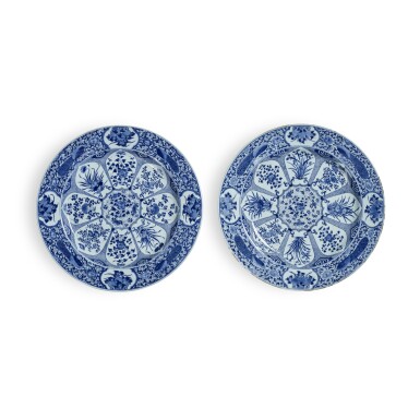 View full screen - View 1 of Lot 47. A Pair of Large Chinese Blue and White 'Peacock' Pattern Chargers, Qing Dynasty, Kangxi Period | 清康熙 青花孔雀花卉紋大盤一對.