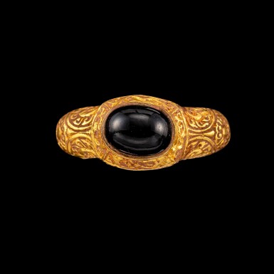 View full screen - View 1 of Lot 1112. A gold and onyx repoussé ring Champa, 14th century | 十四世紀 占城 金嵌縞瑪瑙戒指.