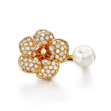 View full screen - View 1 of Lot 531. 'Cosmo Between The Finger' Cultured Pearl and Diamond Ring | 梵克雅寶 | 'Cosmo Between The Finger' 養殖珍珠 配 鑽石 指間戒.
