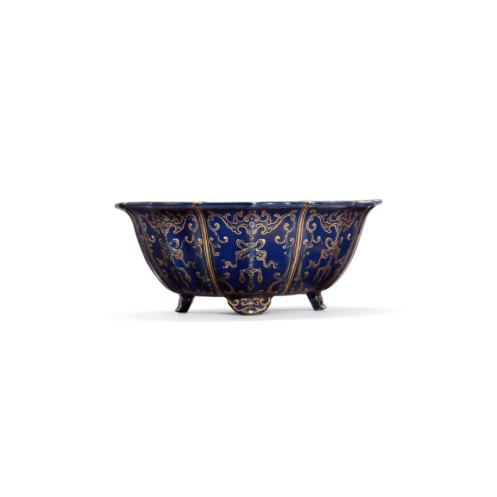 View full screen - View 1 of Lot 9313. A blue-ground and gilt-decorated ‘bat and chime’ jardinière, Qing dynasty, Qianlong - Jiaqing period | 清乾隆至嘉慶 藍地描金福慶紋花盆.