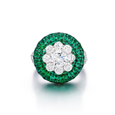 View full screen - View 1 of Lot 393. 'Cluster Halo' Diamond and Emerald Ring | 格拉夫 | 'Cluster Halo' 鑽石 配 祖母綠 戒指.