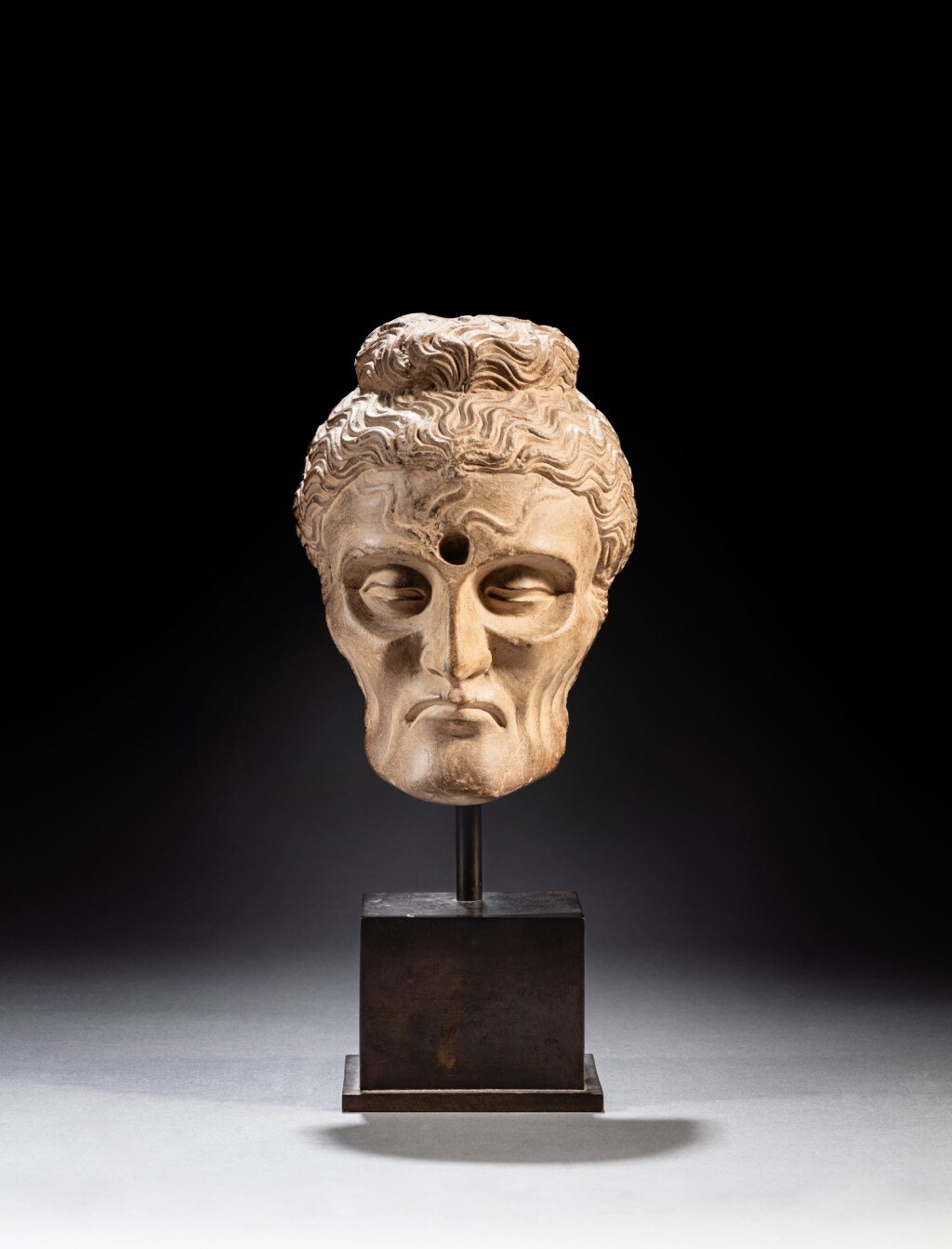 View full screen - View 1 of Lot 15. An extremely rare grey schist head of the ascetic Siddhartha, Ancient region of Gandhara, 2nd / 3rd century | 犍陀羅 二 / 三世紀 灰片岩雕釋迦牟尼苦行首像.