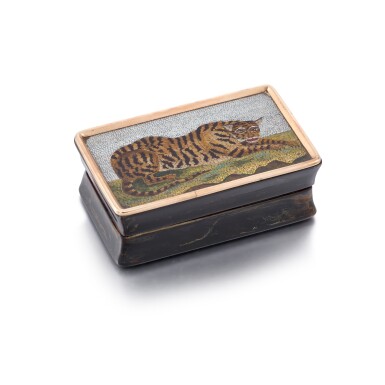 View full screen - View 1 of Lot 101. A gold-mounted micromosaic, tortoiseshell and mother-of-pearl snuff box, Rome, early 19th century.
