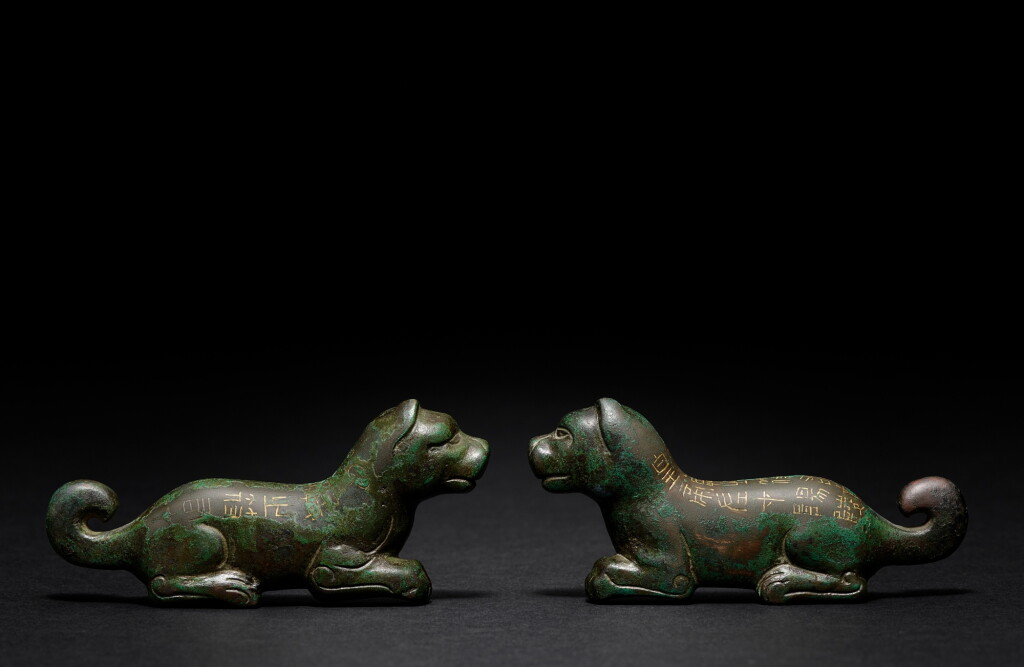 全螢幕檢視 - 查看9808The Yangling Hufu, an exceedingly important and rare gold-inlaid bronze tiger tally, Qin dynasty | 秦 銅錯金陽陵虎符的1