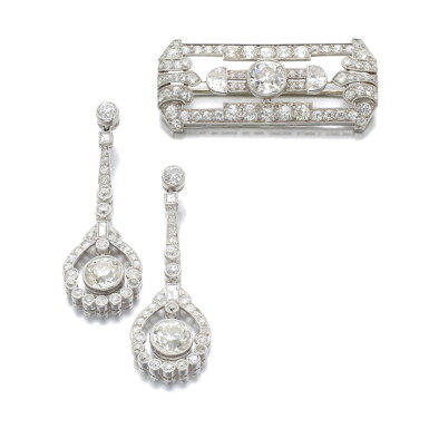 View full screen - View 1 of Lot 116. DIAMOND BROOCH AND PAIR OF PENDENT EARRINGS.
