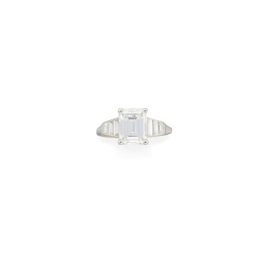 View full screen - View 1 of Lot 287. DIAMOND RING.