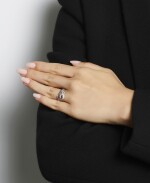 FANCY LIGHT ORANGY PINK DIAMOND, SAPPHIRE AND DIAMOND RING | 0.31卡拉 梨形 淡彩橙粉紅色 SI2淨度 鑽石 配 藍寶石 及 鑽石 戒指