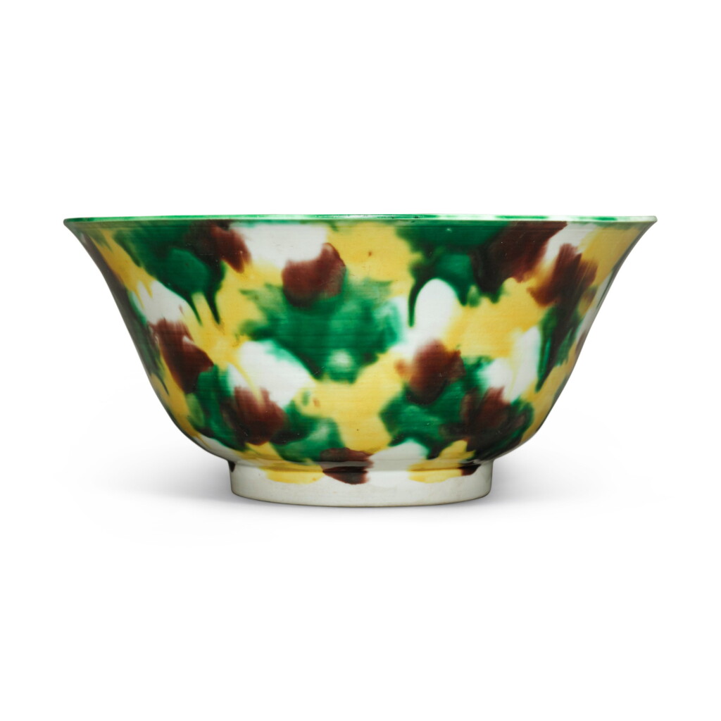 View full screen - View 1 of Lot 3. A sancai-glazed bowl, Qing dynasty, Kangxi period.