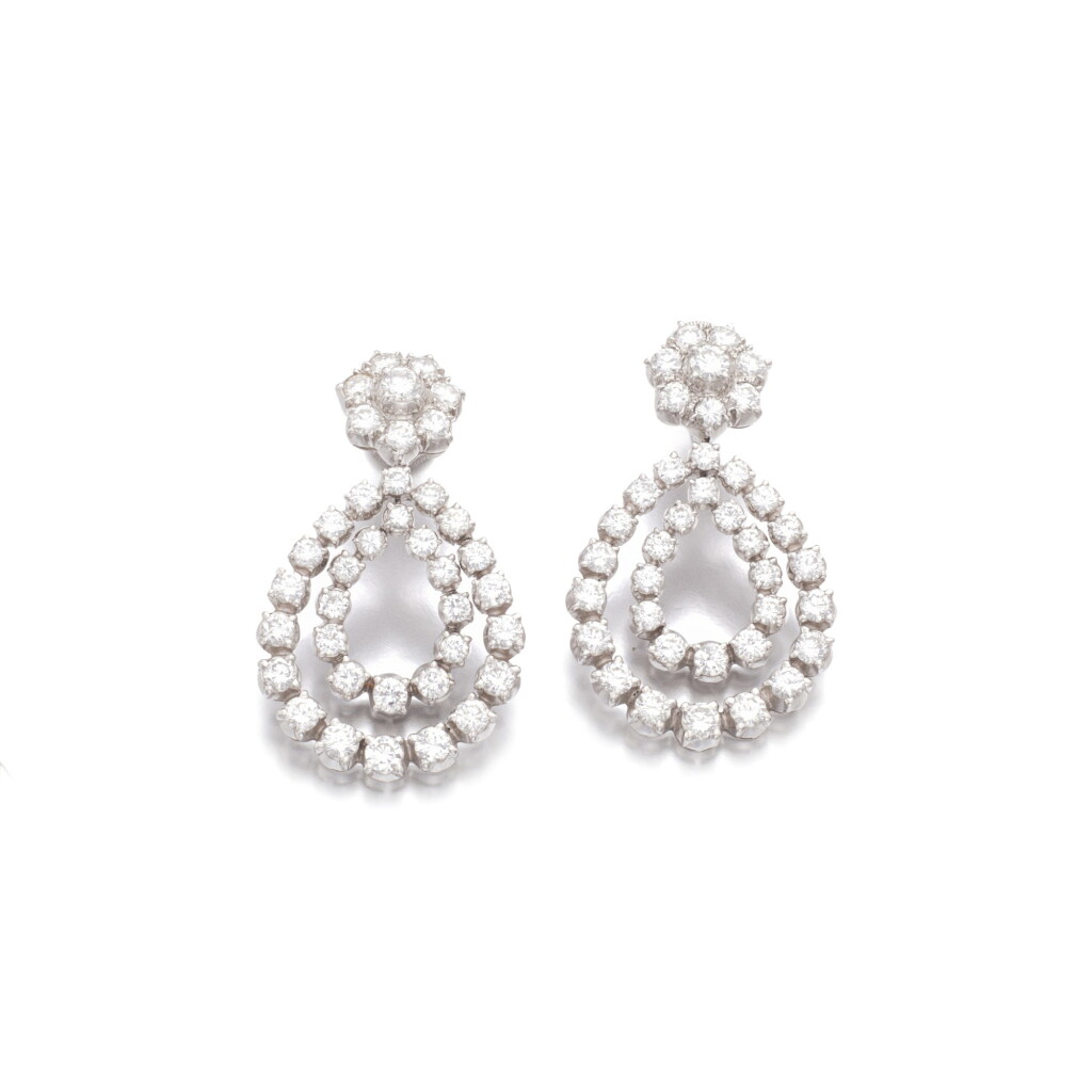 Voir en plein écran - Voir 1 du lot 909. Pair of diamond earrings.