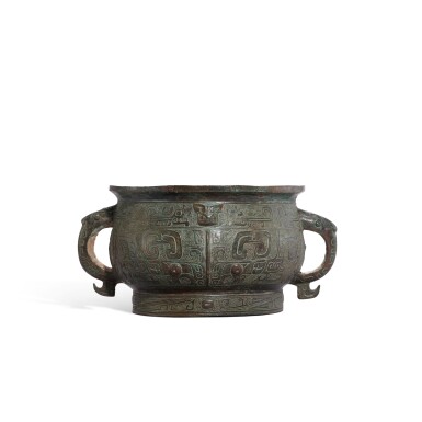 View full screen - View 1 of Lot 720. A bronze 'mask' ritual food vessel, gui, Late Shang - early Western Zhou dynasty | 商晚期至西周早期 青銅獸面紋簋.