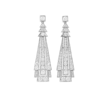 View full screen - View 1 of Lot 218. Paire de pendants d'oreille diamants | Pair of diamond pendent earrings.