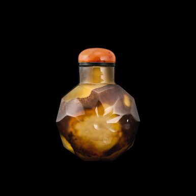 View full screen - View 1 of Lot 1023. A facetted shadow chalcedony snuff bottle, Qing dynasty, 19th century | 清十九世紀 玉髓磨花十角鼻煙壺.