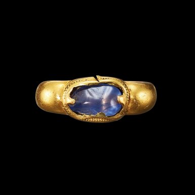 View full screen - View 1 of Lot 1059. A solid gold and blue sapphire ring Khmer, 7th - 12th century | 高棉 七至十二世紀 金嵌藍寶石戒指.