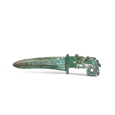 View full screen - View 1 of Lot 3606. A rare turquoise-inlaid bronze 'dragon' dagger-axe, ge, Late Shang dynasty | 商末 青銅嵌綠松石曲內岐冠式龍紋戈.