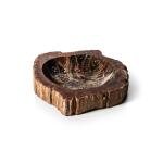 Vide-poche en bois pétrifié fossilisé, façonné en objet décoratif au XXe siècle