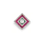 BROCHE/PENDENTIF ÉMERAUDES, RUBIS ET DIAMANTS, VERS 1930 | EMERALD, RUBY AND DIAMOND BROOCH/PENDANT, 1930S