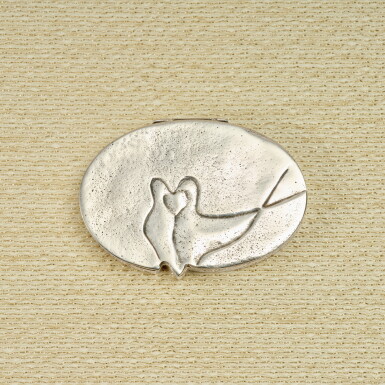View full screen - View 1 of Lot 51. "Deux Pigeons S'aimaient d'Amour Tendre" Compact.