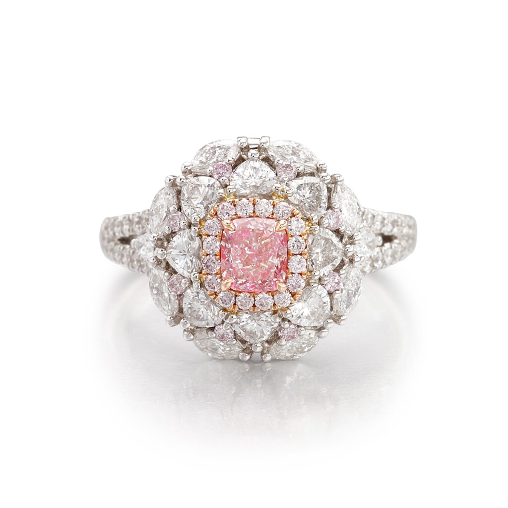 View full screen - View 1 of Lot 1701. Fancy Light Purplish Pink Diamond and Diamond Ring | 0.51克拉 淡彩紫粉色鑽石 配 鑽石 戒指.
