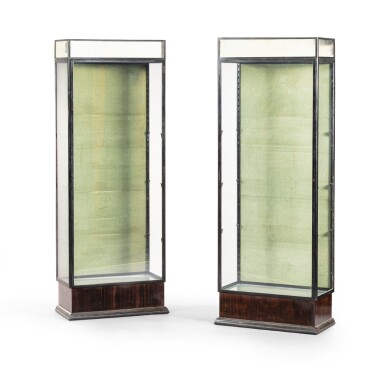 View full screen - View 1 of Lot 99. Paire de Vitrines, vers 1925 .