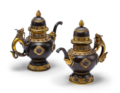 View full screen - View 1 of Lot 23. Deux verseuses couvertes en cuivre partiellement doré et argenté Tibet, XIXE siècle | 西藏 十九世紀 西藏局部鎏金銅飾銀執壺兩件 | Two partially gilt-copper embellished ewers, Tibet, 19th century .