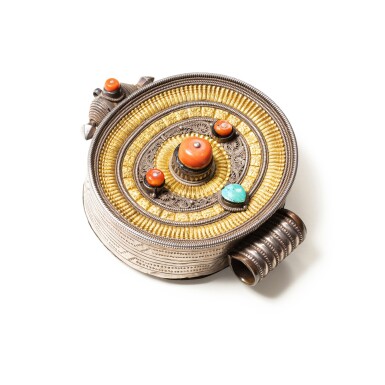 View full screen - View 1 of Lot 70. A large and rare drum-shape silver and gold amulet box Tibet, 19th century | 西藏 十九世紀 金銀嵌寶鼓式嘎烏盒.