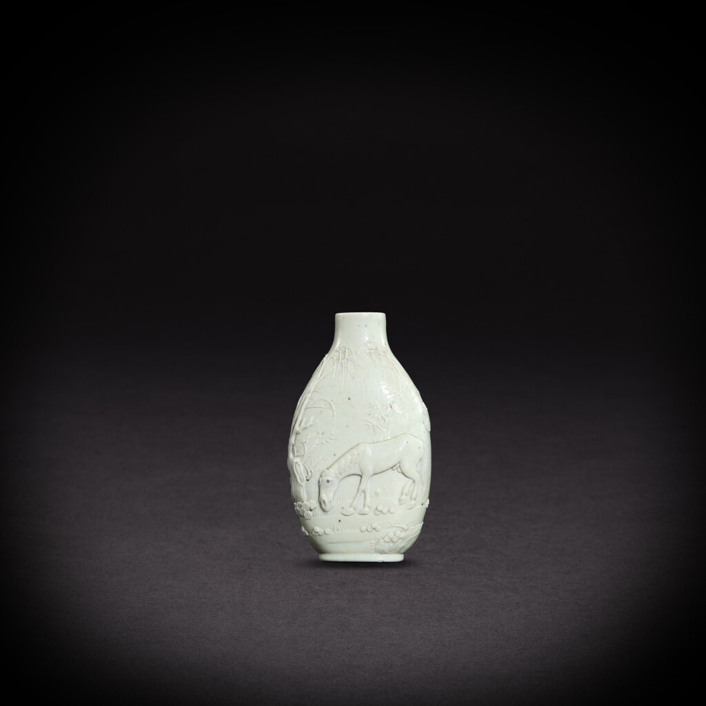 View full screen - View 1 of Lot 3425. A biscuit porcelain 'horse' snuff bottle, signed Wang Bingrong, Qing dynasty, Daoguang period | 清道光 素胎瓷雕「飲馬圖」鼻煙壺 《王炳榮作》款.