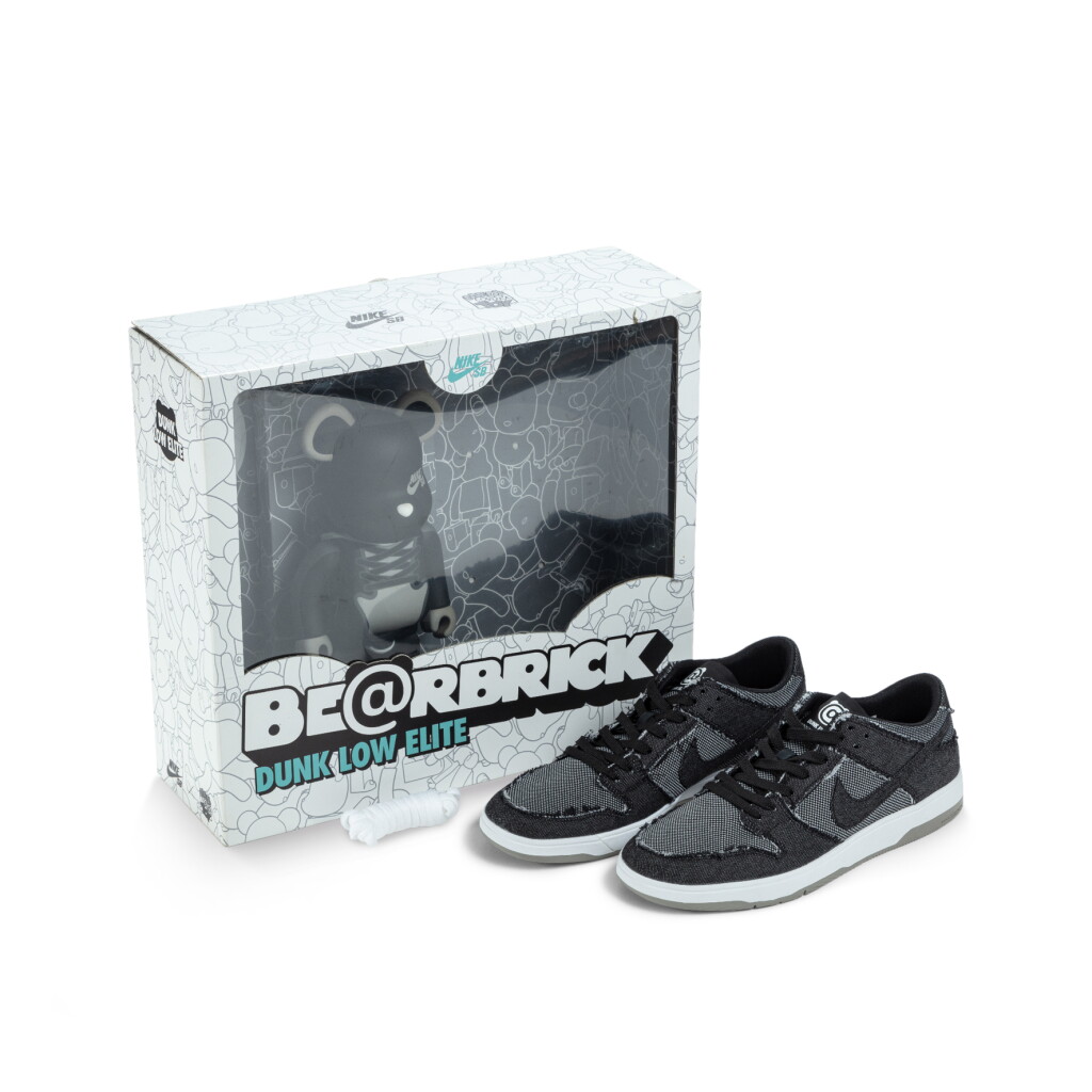 Voir en plein écran - Voir 1 du lot 886. Nike SB Zoom Dunk Elite Low 'Medicom BEARBRICK' with Special Box | Size 10.5.