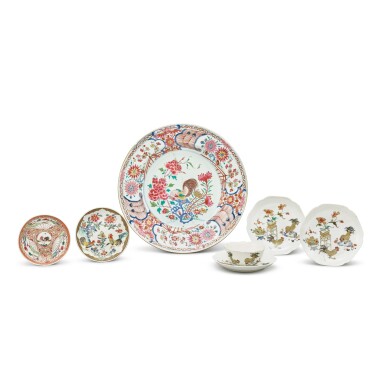 View full screen - View 1 of Lot 1332. Seven gilt-decorated famille-rose 'cockerel' wares, Qing dynasty, 18th / 19th century | 清十八 / 十九世紀 粉彩描金瑞雞瓷器一組七件.