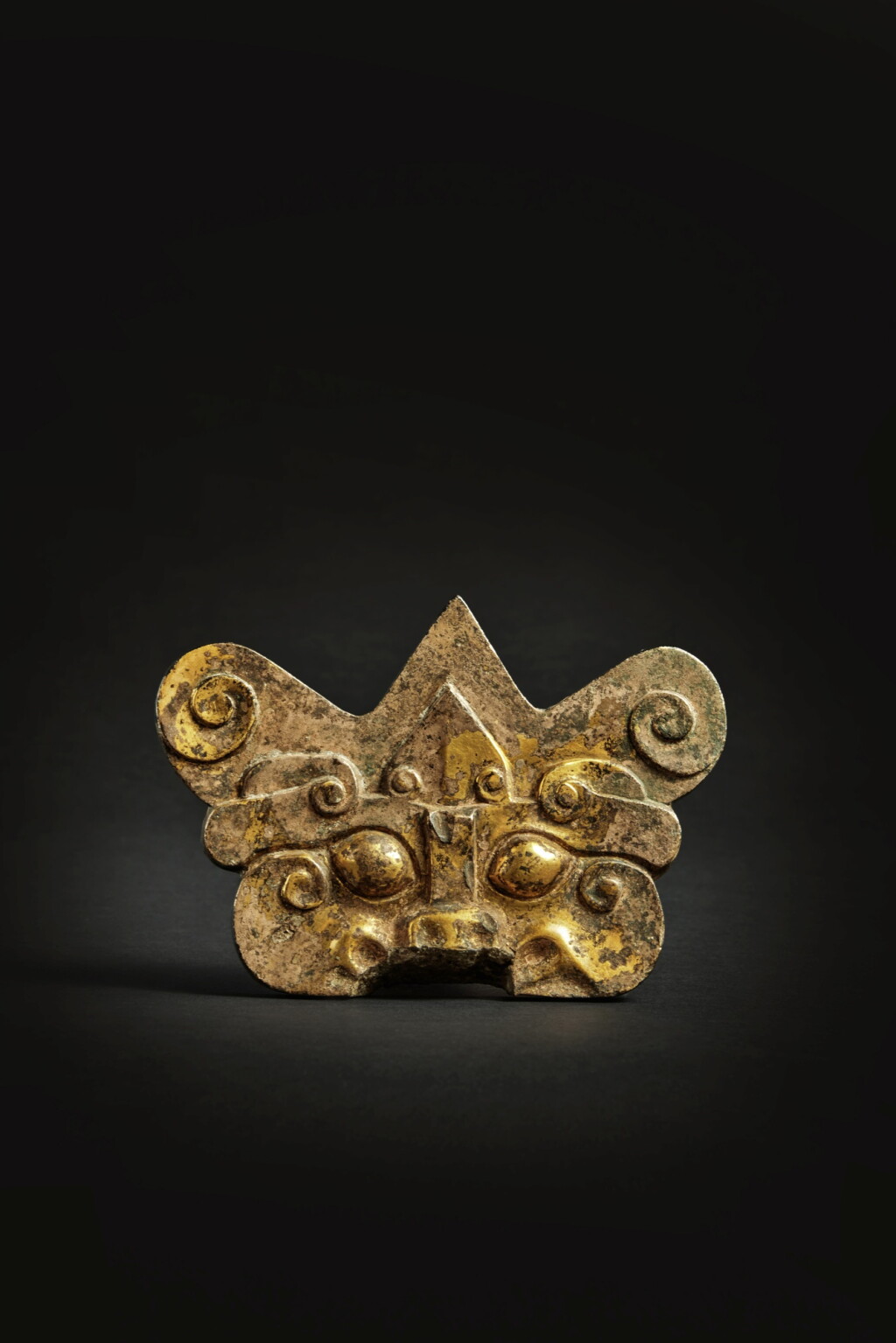 View full screen - View 1 of Lot 58. A rare large gilt-bronze 'mythical beast' fitting, Warring States period - Han dynasty.