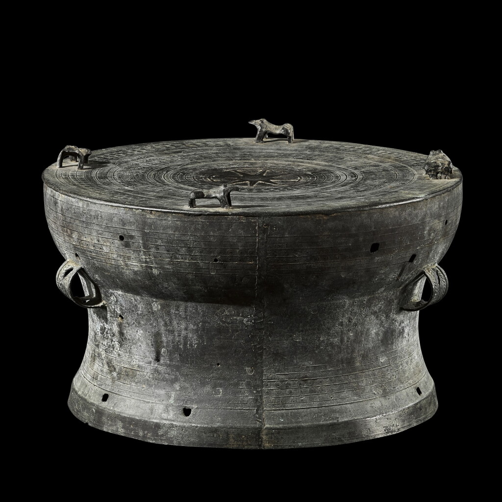 View full screen - View 1 of Lot 3115. A large bronze ritual drum, Dong Son culture, 600 BCE - 300 CE 公元前600年至公元300年 東山 青銅鼓.