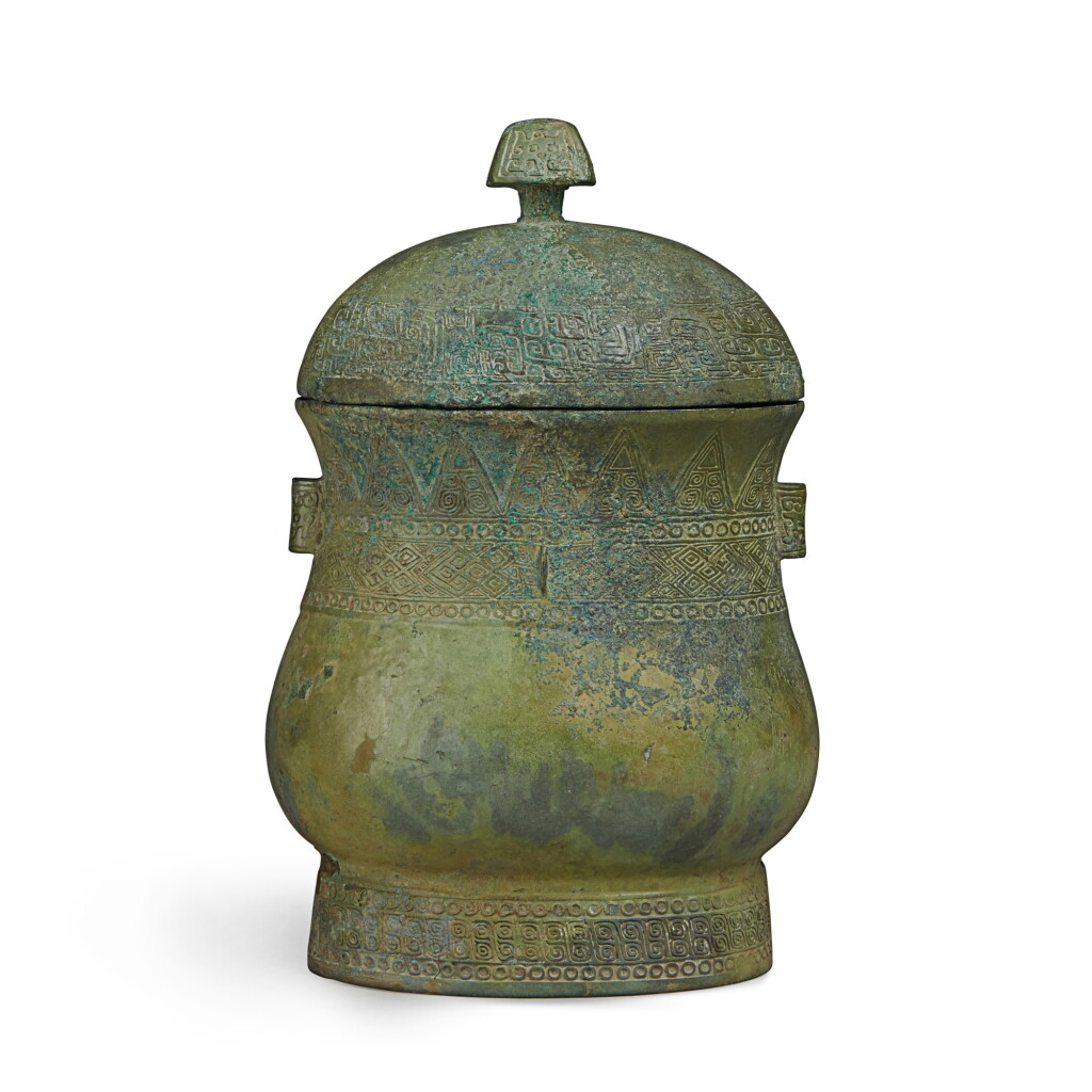 View full screen - View 1 of Lot 29. An archaic bronze ritual wine vessel and cover (Zhi), Late Shang / early Western Zhou dynasty | 商末 / 西周初 青銅幾何紋觶.