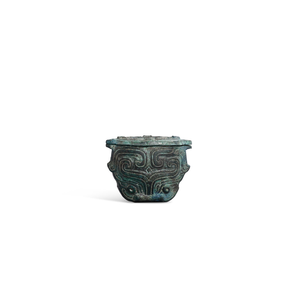 View full screen - View 1 of Lot 725. A rare bronze 'beast mask' box and cover, Eastern Zhou dynasty, Spring and Autumn period | 東周春秋 青銅獸面紋蓋盒.