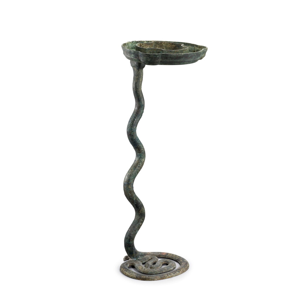 View full screen - View 1 of Lot 808. An extremely rare large archaic bronze ritual 'snake' lamp Warring States period - early Western Han dynasty | 戰國至西漢初期 青銅蛇燈.
