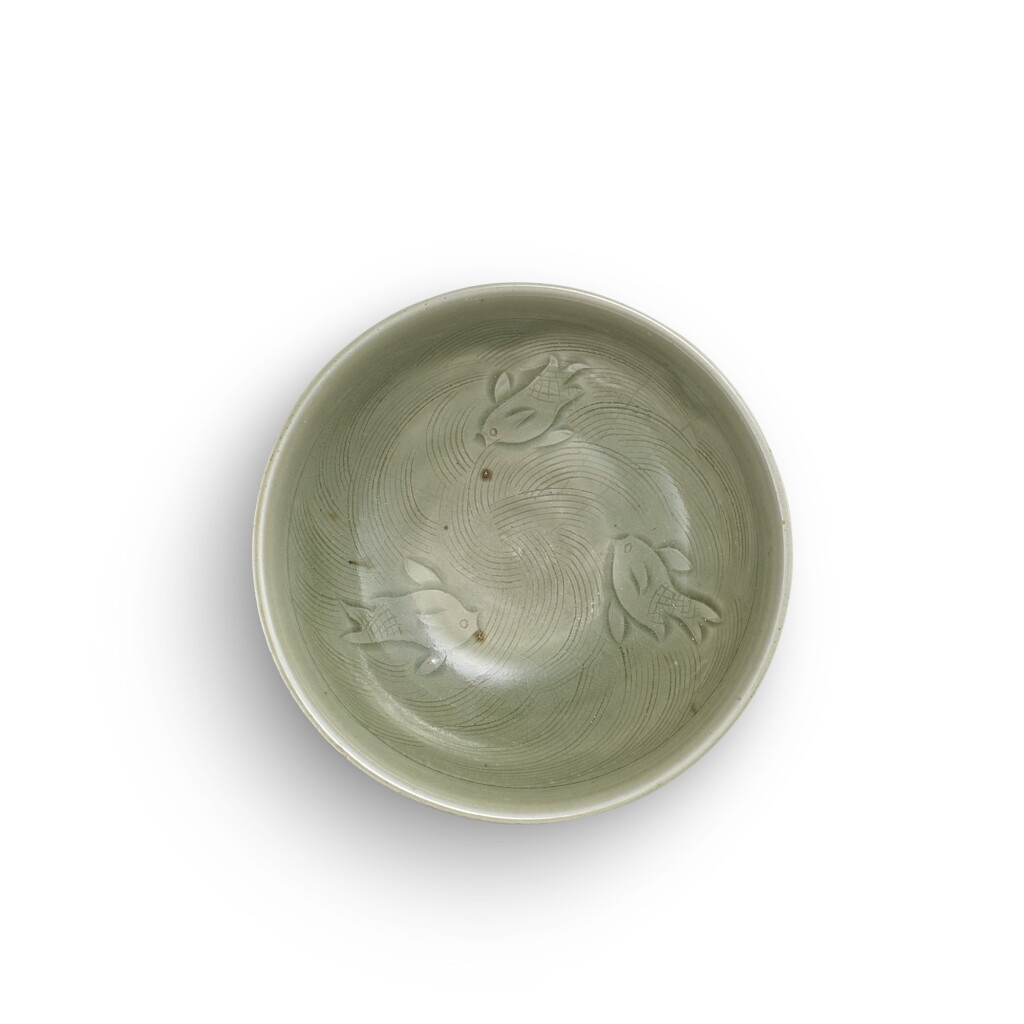 View full screen - View 1 of Lot 3458. A Yue celadon-glazed 'three fish' bowl, Northern Song dynasty | 北宋 越窯青釉三魚盌.