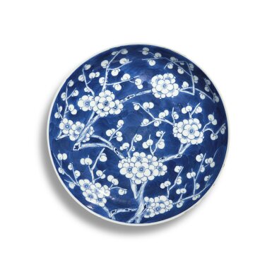View full screen - View 1 of Lot 636. A blue and white 'prunus and cracked ice' dish, Qing dynasty, 19th century | 清十九世紀 青花冰梅紋盤.