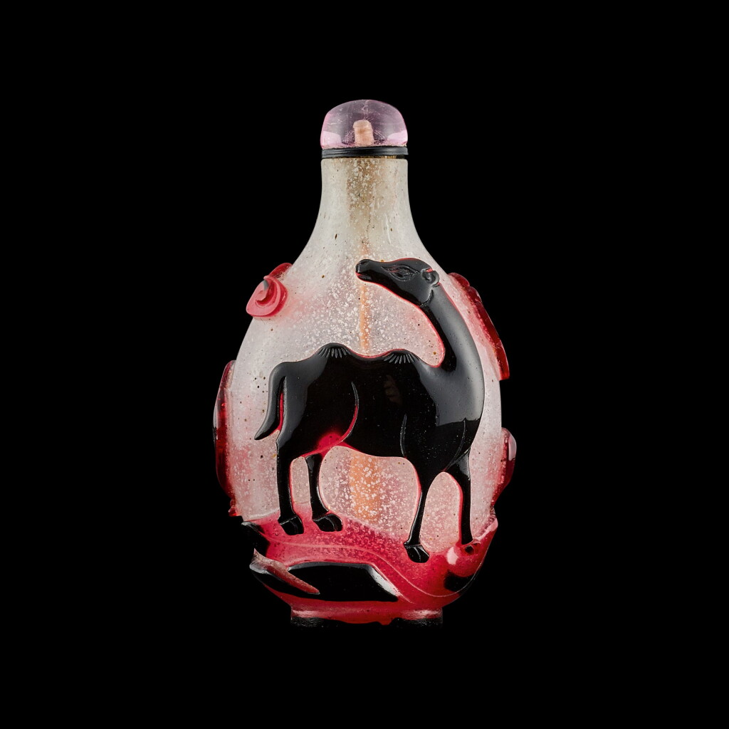View full screen - View 1 of Lot 1059. A pink and black double-overlay glass 'camel and monkey' snuff bottle Qing dynasty, 18th - 19th century | 清十八至十九世紀 雪霏地套粉黑料駱駝圖鼻煙壺.