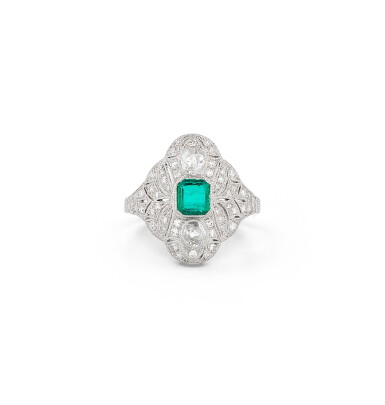 View full screen - View 1 of Lot 103. BAGUE ÉMERAUDE ET DIAMANTS | EMERALD AND DIAMOND RING.