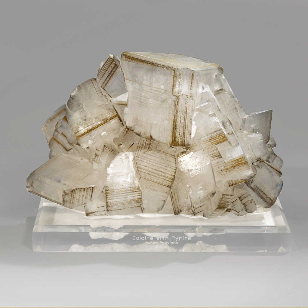 Voir en plein écran - Voir 1 du lot 198. Pyrite on Calcite.