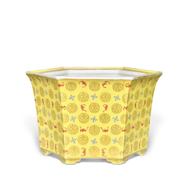 View full screen - View 1 of Lot 568. A gilt-decorated yellow-ground famille-rose 'bats and shou' hexagonal jardinière, Qing dynasty, Tongzhi period | 清同治 黃地粉彩福壽萬年紋六方花盆.