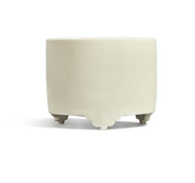 View full screen - View 1 of Lot 376. A 'Dehua' tripod censer, 17th century | 十七世紀 德化白釉三足爐.