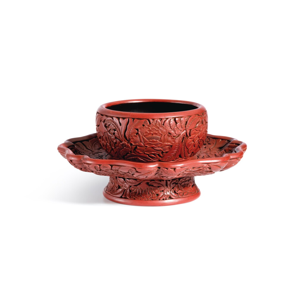 全萤幕检视 - 查看3662An exceptional and important carved cinnabar lacquer bowl stand, Ming dynasty, Hongwu period, Yongle and Xuande marks | 明洪武 剔紅花卉紋盞托 《大明永樂年製》、《大明宣德年製》款的1