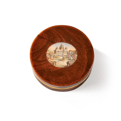 View full screen - View 1 of Lot 323. A gold-mounted aventurine glass and micromosaic snuff box, probably circa 1840, with earlier mounts, | Tabatière en verre aventurine et micromosaïque, probablement vers 1840, avec des montures plus anciennes,.