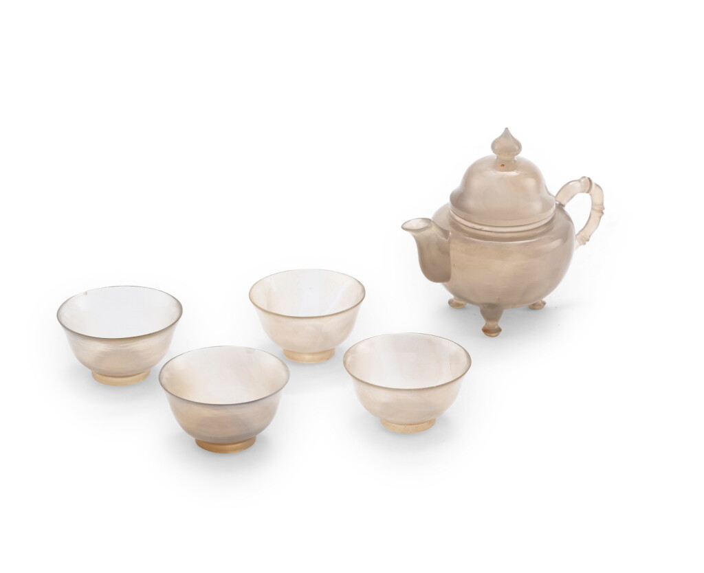 View full screen - View 1 of Lot 115. Petite théière couverte et quatre petites coupelles en agate Fin de la dynastie Qing | 清晚期 瑪瑙茶壺及盃一套五件 | A small agate teapot and four cups, Late Qing Dynasty.