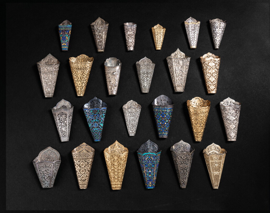 View full screen - View 1 of Lot 95. Ensemble de 66 cornets à feuilles de bétel en or, argent, argent doré et émaux ajourés Thailande, XIXE - XXE siècle | 暹邏 十九至二十世紀 金銀器具一組六十六件 | A group of sixty-six betel leaves holder, Thaïland, 19th century.