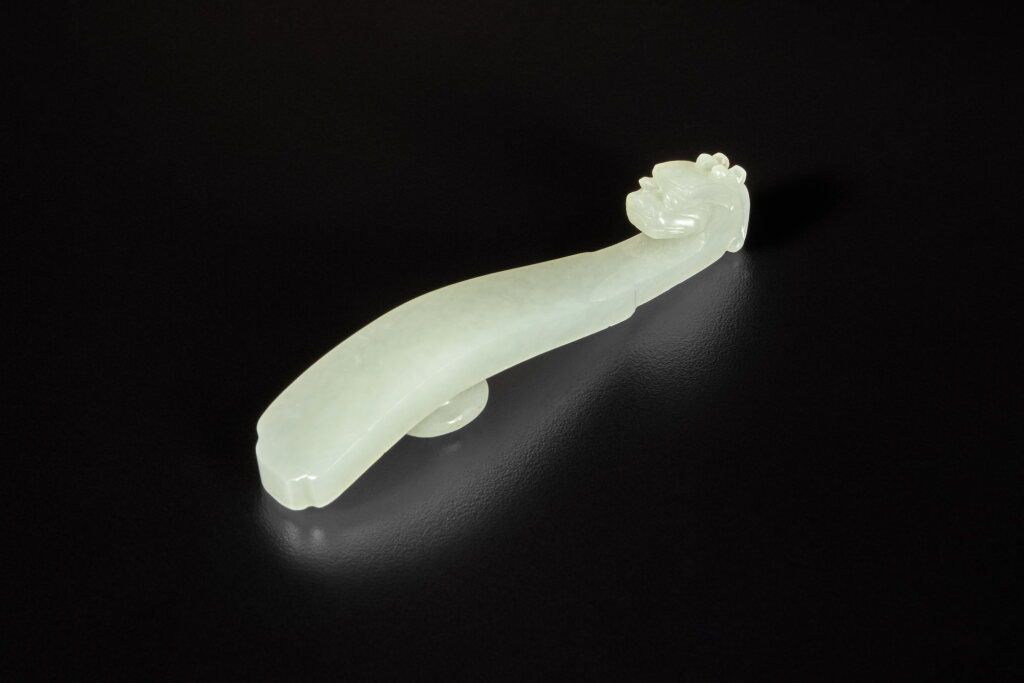 View full screen - View 1 of Lot 287. A white jade belt hook, Qing dynasty, 18th / 19th century | 清十八 / 十九世紀 白玉龍首帶鉤.